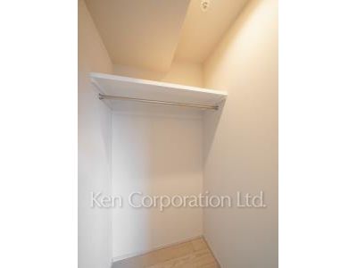 Walk-In Closet ※Photo of the same layout on 12 floor. Decoration and fixture may differ.