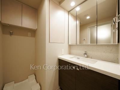 Powder Room ※Photo of the same layout on 12 floor. Decoration and fixture may differ.