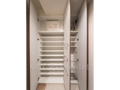Shoes Closet ※Photo of the same layout on 3 floor. Decoration and fixture may differ.
