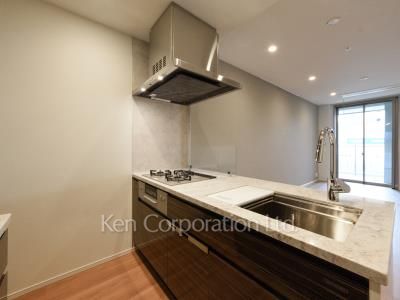 Kitchen ※Photo of the same layout on 7 floor. Decoration and fixture may differ.