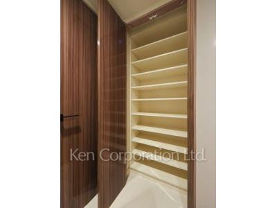 Shoes-In Closet ※Photo of the same layout on 7 floor. Decoration and fixture may differ.