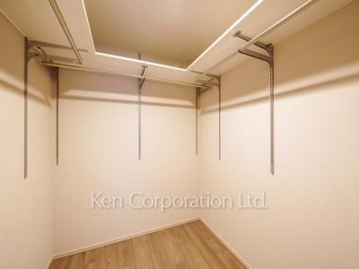 Walk-In Closet ※Photo of the same layout on 4 floor. Decoration and fixture may differ.