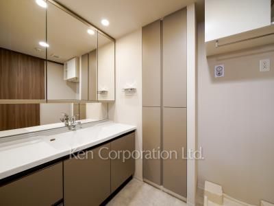 Powder Room ※Photo of the same layout on 4 floor. Decoration and fixture may differ.