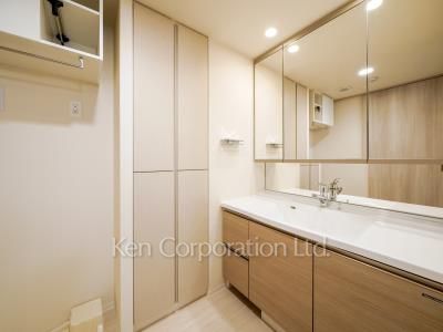 Powder Room ※Photo of the same layout on 4 floor. Decoration and fixture may differ.