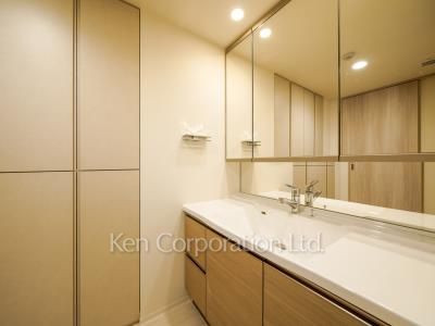 Powder Room ※Photo of the same layout on 4 floor. Decoration and fixture may differ.