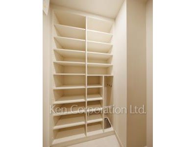 Shoes-In Closet ※Photo of the same layout on 13 floor. Decoration and fixture may differ.
