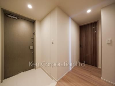 Entrance ※Photo of the same layout on 13 floor. Decoration and fixture may differ.