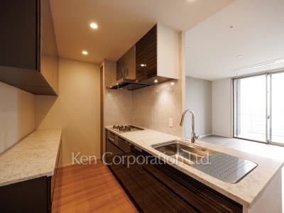 Kitchen ※Photo of the same layout on 13 floor. Decoration and fixture may differ.