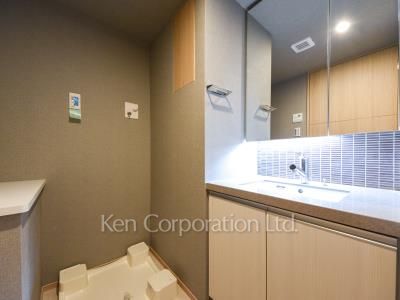 Powder Room ※Photo of the same layout on 4 floor. Decoration and fixture may differ.