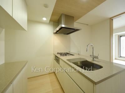 Kitchen ※Photo of the same layout on 5 floor. Decoration and fixture may differ.