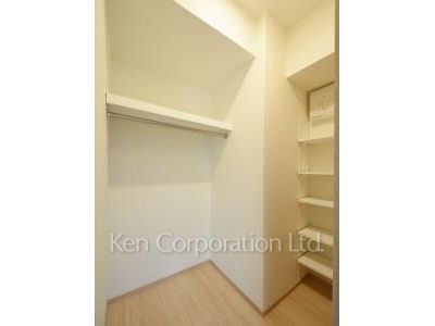 Walk-In Closet ※Photo of the same layout on 5 floor. Decoration and fixture may differ.