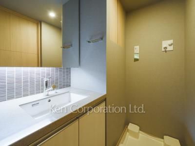 Powder Room ※Photo of the same layout on 5 floor. Decoration and fixture may differ.