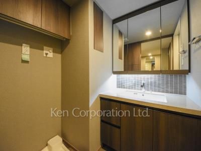 Powder Room ※Photo of the same layout on 2 floor. Decoration and fixture may differ.