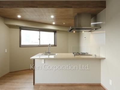 Kitchen ※Photo of the same layout on 11 floor. Decoration and fixture may differ.