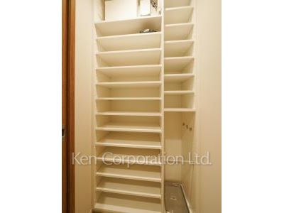 Shoes Closet ※Photo of the same layout on 10 floor. Decoration and fixture may differ.
