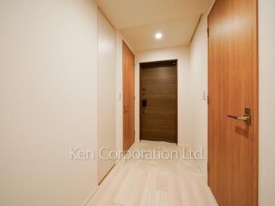 Entrance ※Photo of the same layout on 10 floor. Decoration and fixture may differ.
