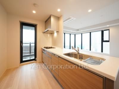 Kitchen ※Photo of the same layout on 10 floor. Decoration and fixture may differ.