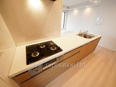 Kitchen ※Photo of the same layout on 10 floor. Decoration and fixture may differ.