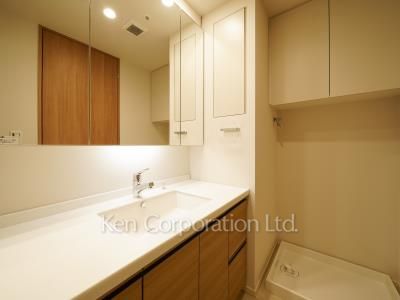 Powder Room ※Photo of the same layout on 10 floor. Decoration and fixture may differ.