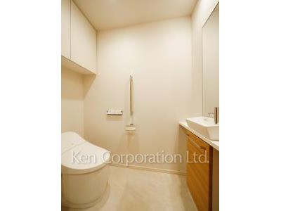 Lavatory ※Photo of the same layout on 10 floor. Decoration and fixture may differ.
