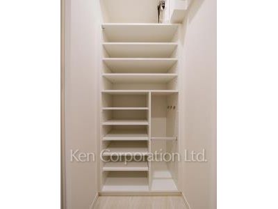 Shoes-In Closet ※Photo of the same layout on 10 floor. Decoration and fixture may differ.