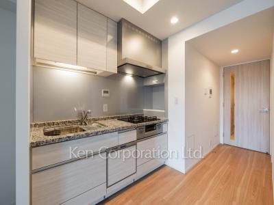 Kitchen ※Photo of the same layout on 10 floor. Decoration and fixture may differ.