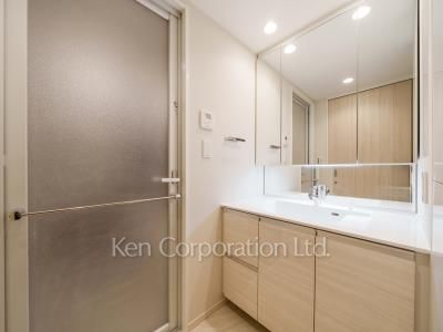 Powder Room ※Photo of the same layout on 10 floor. Decoration and fixture may differ.