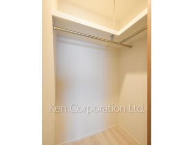 Walk-In Closet ※Photo of the same layout on 27 floor. Decoration and fixture may differ.