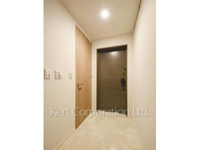 Entrance ※Photo of the same layout on 27 floor. Decoration and fixture may differ.
