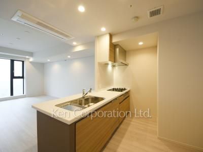Kitchen ※Photo of the same layout on 27 floor. Decoration and fixture may differ.