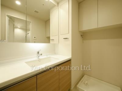 Powder Room ※Photo of the same layout on 27 floor. Decoration and fixture may differ.