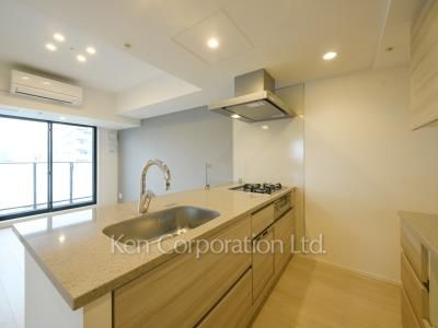 Kitchen ※Photo of the same layout on 12 floor. Decoration and fixture may differ.