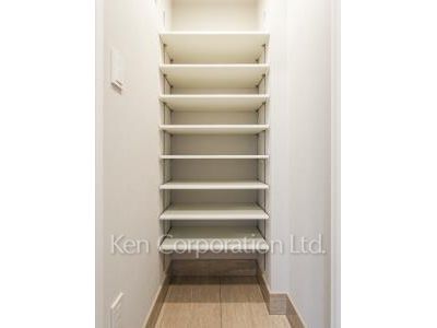 Shoes-In Closet ※Photo of the same layout on 9 floor. Decoration and fixture may differ.