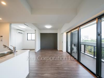 Living-Dining ※Photo of the same layout on 9 floor. Decoration and fixture may differ.