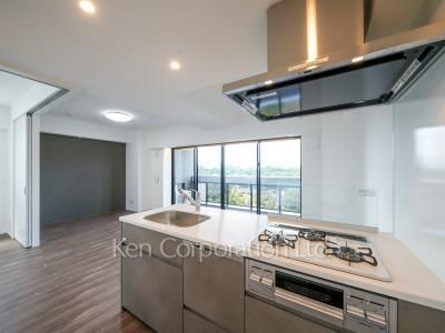 Kitchen ※Photo of the same layout on 9 floor. Decoration and fixture may differ.