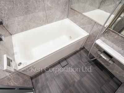 Bath ※Photo of the same layout on 9 floor. Decoration and fixture may differ.