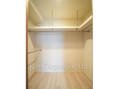 Walk-In Closet ※Photo of the same layout on 29 floor. Decoration and fixture may differ.