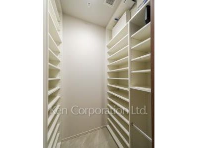 Shoes-In Closet ※Photo of the same layout on 29 floor. Decoration and fixture may differ.