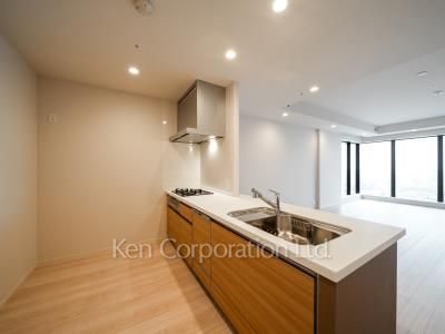 Kitchen ※Photo of the same layout on 29 floor. Decoration and fixture may differ.