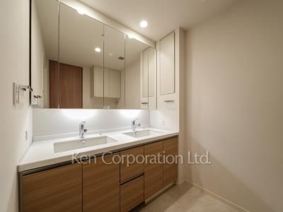 Powder Room ※Photo of the same layout on 29 floor. Decoration and fixture may differ.