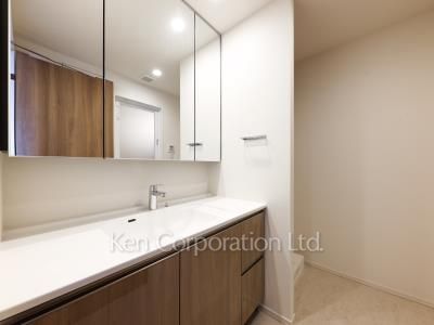 Powder Room ※Photo of the same layout on 3 floor. Decoration and fixture may differ.