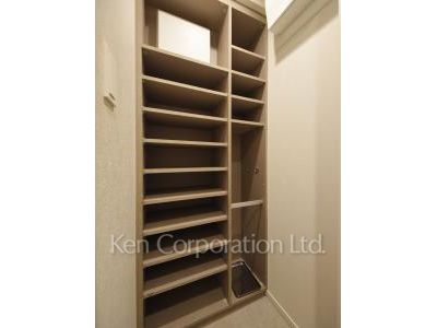 Shoes-In Closet ※Photo of the same layout on 2 floor. Decoration and fixture may differ.