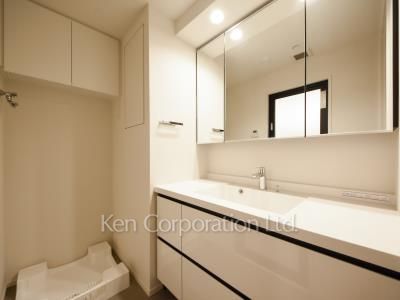 Powder Room ※Photo of the same layout on 2 floor. Decoration and fixture may differ.