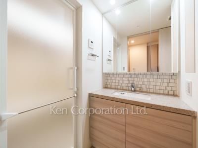 Powder Room ※Photo of the same layout on 3 floor. Decoration and fixture may differ.