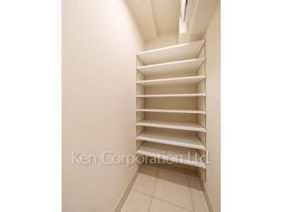 Shoes-In Closet ※Photo of the same layout on 6 floor. Decoration and fixture may differ.
