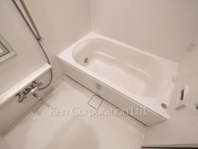 Bath ※Photo of the same layout on 6 floor. Decoration and fixture may differ.