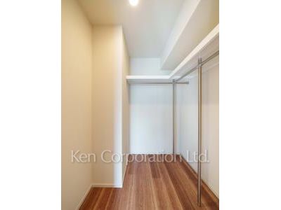 Walk-In Closet ※Photo of the same layout on 9 floor. Decoration and fixture may differ.