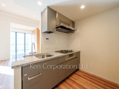 Kitchen ※Photo of the same layout on 9 floor. Decoration and fixture may differ.