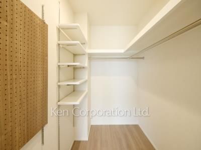 Walk-In Closet ※Photo of the same layout on 14 floor. Decoration and fixture may differ.