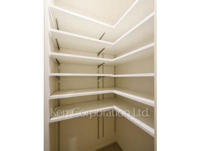 Shoes-In Closet ※Photo of the same layout on 14 floor. Decoration and fixture may differ.